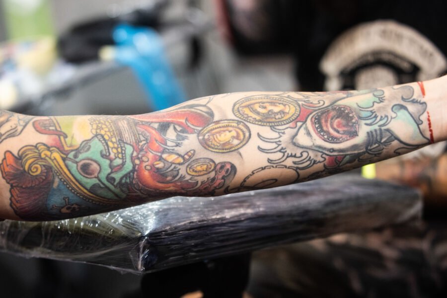Tatuaggi colorati vietati dal 4 gennaio 2022