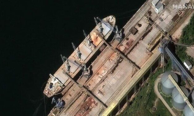 Satelliti mostrano navi russe che avrebbero “rubato grano ucraino” in Crimea