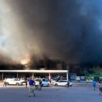Ucraina, Russia bombarda centro commerciale con 1000 civili
