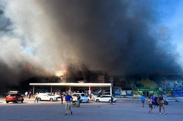 Ucraina, Russia bombarda centro commerciale con 1000 civili