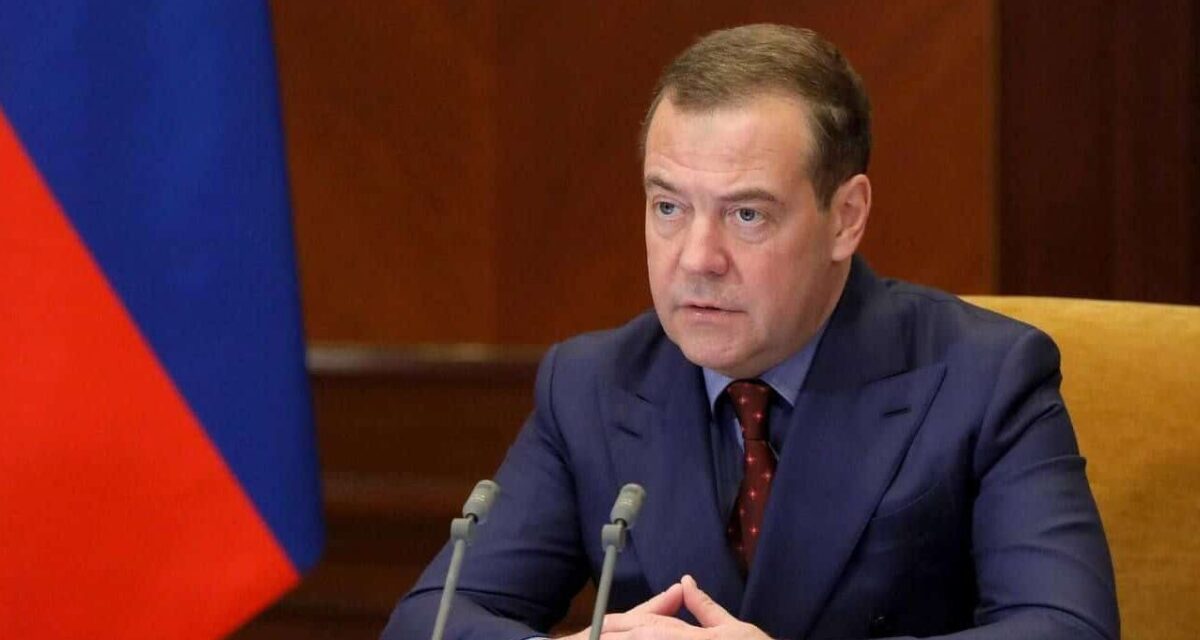 Medvedev si rivolge agli europei: “Alle urne punite governi ‘idioti'”