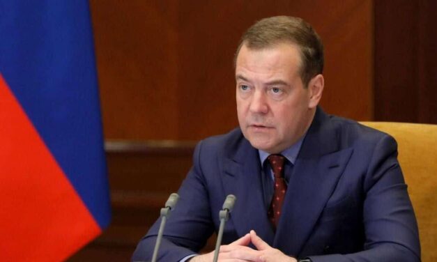 Medvedev agli europei: “Alle urne punite governi ‘idioti'”