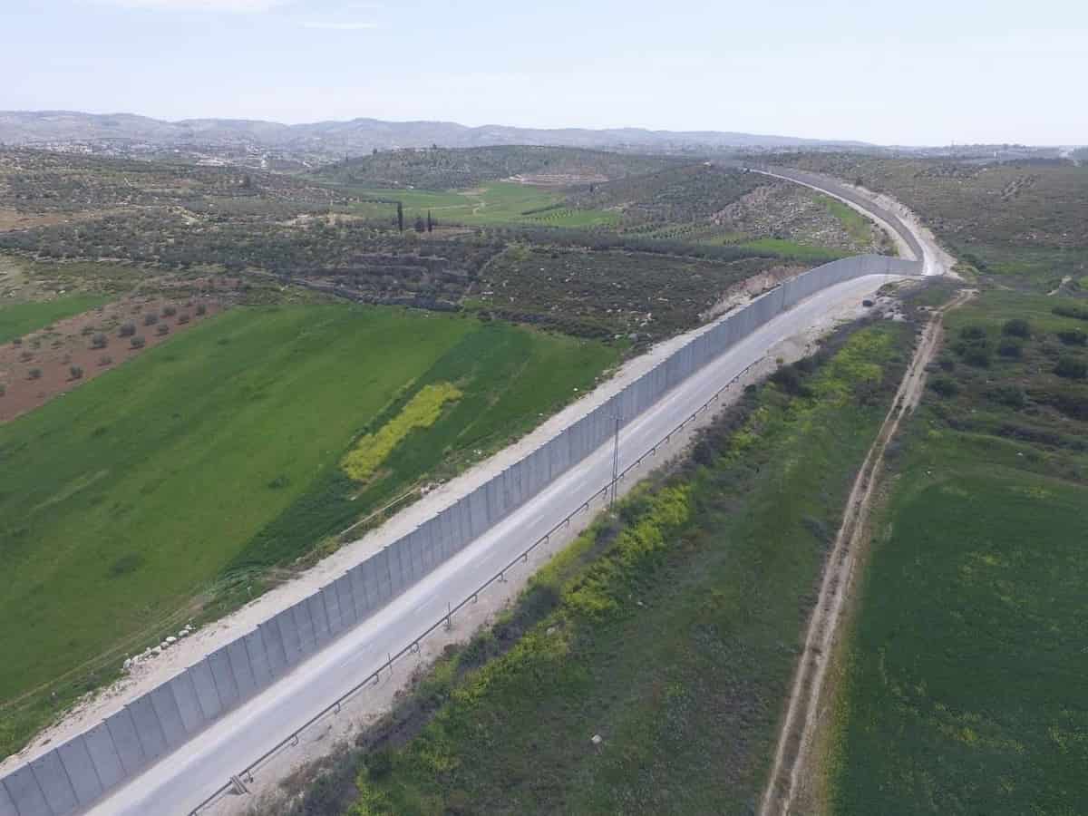 Muri e Confini: Storia di un Paradosso Contemporaneo