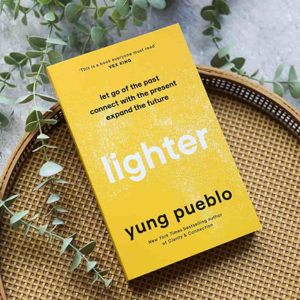 Lighter di Yung Pueblo: un viaggio verso la leggerezza interiore Lighter di Yung Pueblo