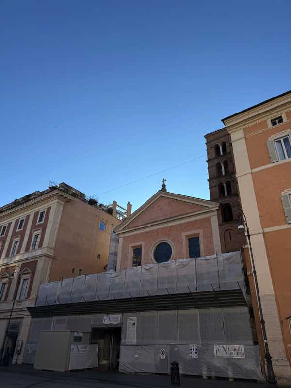 Un cherubino ha il volto della premier